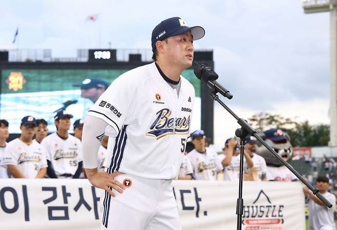 양석환이 지난 시즌 팬들에게 인사를 전하고 있다. /사진=두산 베어스 제공