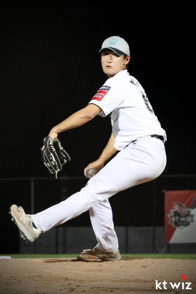 KT 신인 박지훈이 16일(한국시간) 호주 질롱의 질롱베이스볼센터에서 열린 KT 위즈와 멜버른 에이시스의 연습경기에서 던지고 있다. /사진=KT 위즈 제공