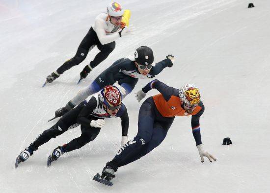 한국 남자 쇼트트랙 대표팀이 남자 5000m 계주 결승 진출에 성공하면서 2006 토리노 올림픽 이후 첫 금메달을 노린다. 황대헌(강원도청), 임종언(고양시청) 신동민(화성시청), 이정민, 이준서(이상 성남시청)로 구성된 남자 쇼트트랙 계주 대표팀은 16일(한국시간) 이탈리아 밀라노 아이스스케이팅 아레나에서 열린 2026 밀라노·코르티나담페초 동계올림픽 쇼트트랙 남자 5000m 준결승 2조에서 6분52초708로 결승선을 통과해 1위를 차지하고 결승(파이널A)에 진출했다. 한국과 같은 조에선 이번 대회 남자 1000m, 1500m 2관왕 옌스 판트바우트가 있는 네덜란드가 6분52초751로 2위를 차지하며 결승에 동반 진출했다. 벨기에와 일본은 탈락했다. 1조에선 캐나다와 이탈리아가 결승 티켓을 거머쥐었다. 중국, 프랑스는 탈락했다. 남자 5000m 계주 파이널A는 오는 21일 오전 5시18분 같은 장소에서 열린다. 연합뉴스