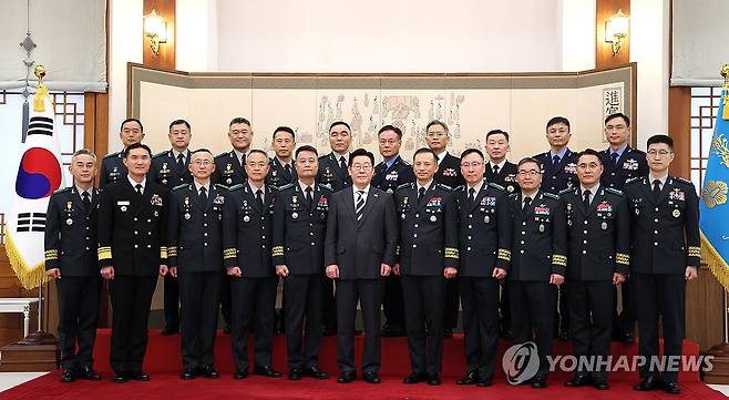 3성 장군 진급자와 함께 기념촬영하는 이재명 대통령 (서울=연합뉴스) 김도훈 기자 = 이재명 대통령이 16일 청와대 본관에서 열린 3성 장군 진급·보직 신고 및 수치 수여식에서 진급자들과 기념촬영을 하고 있다. 2026.1.16 superdoo82@yna.co.kr