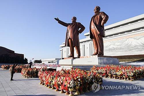 새해 첫날 북한 만수대언덕의 김일성·김정일 동상 아래에 꽃바구니가 진열된 모습. [타스=연합뉴스 자료사진. 재판매 및 DB금지]