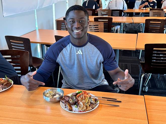 두산 캠프에서 설날 음식을 먹는 다즈 카메론 [두산 베어스 제공. 재판매 및 DB 금지]