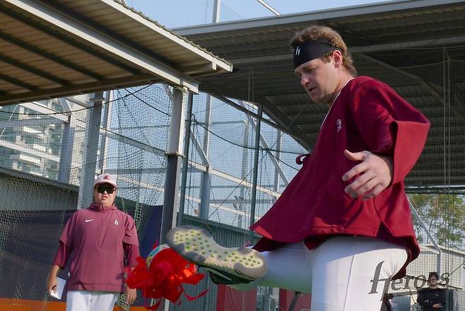 제기차기를 체험하는 키움 외국인 타자 네이선 와일스 [키움 히어로즈 제공. 재판매 및 DB 금지]