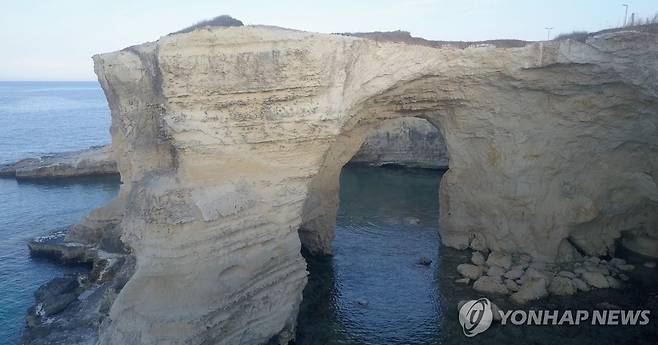 이탈리아 '연인의 아치' [로이터=연합뉴스 자료사진. Aerialpictures 제공. 재판매 및 DB 금지]