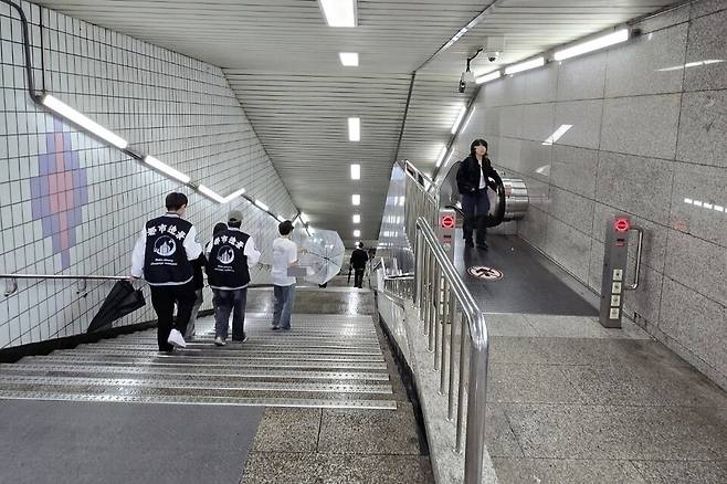 ▲ 수인·분당선 가천대역 1번 출구 하향 에스컬레이터가 설치되지 않아 학생들과 시민들이 지하철을 타기 위해 가파른 계단(왼쪽)으로 내려가고 있다. 오른쪽은 출구 상향 에스컬레이터.