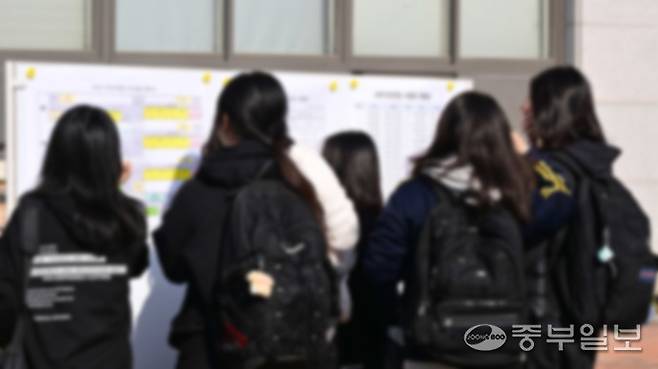 인천의 한 고등학교에서 수험생들이 수험표와 시험실 배치도를 확인하고 있다. 중부포토DB(해당 기사와 관련 없음)