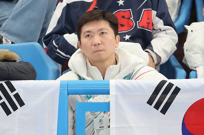 유승민 대한체육회장이 17일(현지시간) 이탈리아 코르티나담페초 컬링 올림픽 스타디움에서 열린 2026 밀라노·코르티나담페초 동계올림픽 컬링 여자 라운드로빈 한국과 스위스의 경기를 지켜보고 있다.