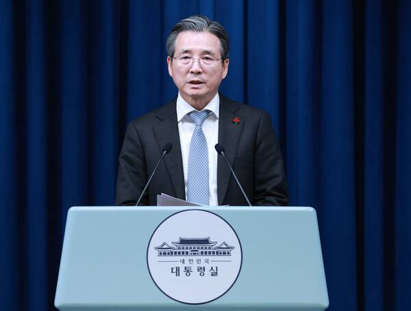 김용범 정책실장이 5일 용산 대통령실 기자회견장에서 이재명 대통령과 손정의 소프트뱅크그룹 회장 면담 관련 브리핑을 하고 있다. 대통령실통신사진기자단