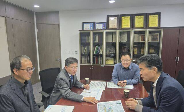 정성주 시장이 이원택 국회의원 등을 만나 국가예산 확보에 대한 당위성을 설명하고 있다.