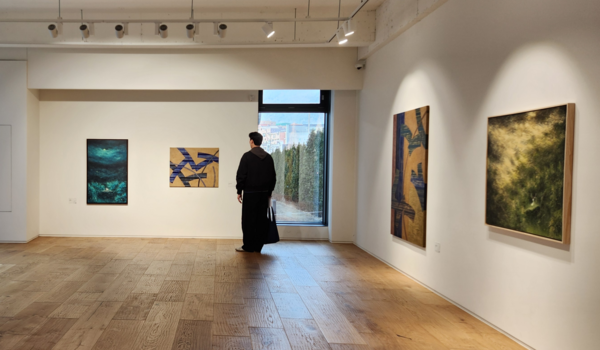 3월 20일까지 창원 블루브릭 갤러리에서 김산·이채 이인전 <자연의 바람, 바람의 자연>이 열린다. 전시장 내부 모습. /류민기 기자