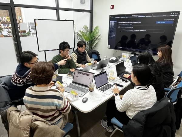 양산시 인공지능 연구동호회가 정기모임을 열고 자체 개발한 '양산시 업무용 AI 어시스턴스 서비스' 업그레이드 방안을 논의하고 있다. /양산 인공지능 연구 동호회