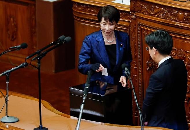 18일 일본 도쿄에서 지난주 총선 이후 국회의 총리 지명 투표가 실시된 가운데 다카이치 사나에 일본 총리가 투표 용지를 투표함에 넣고 있다. 로이터 연합뉴스