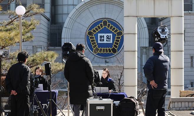 ▲ 12·3 비상계엄과 관련한 윤석열 전 대통령의 내란 우두머리 혐의 사건 1심 선고를 앞둔 18일 서울 서초구 서울중앙지법에서 방송사 관계자들이 보도를 하고 있다.연합