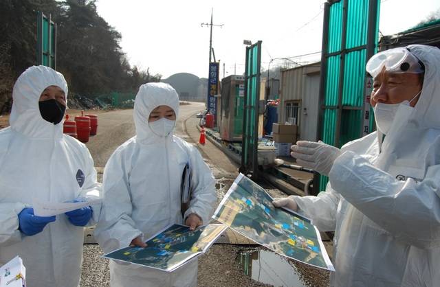박현국 봉화군수가 설 연휴기간 방역복을 착용한 채 초소 현장에서 관계자들과 방역 상황을 점검하고 있다. 봉화군 제공