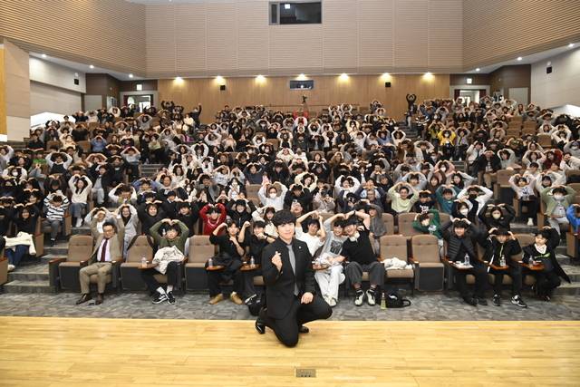 136만 유튜버 과학 커뮤니케이터 궤도가 강연 후 기념 촬영. 달성군 제공