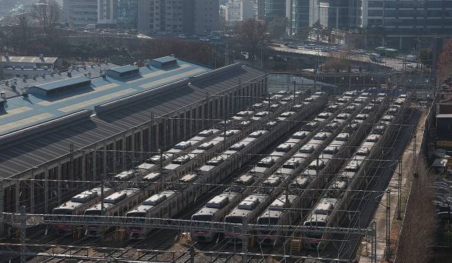 서울 구로구 한국철도공사(코레일) 구로차량기지에 전동차들이 세워져 있다.(연합뉴스)