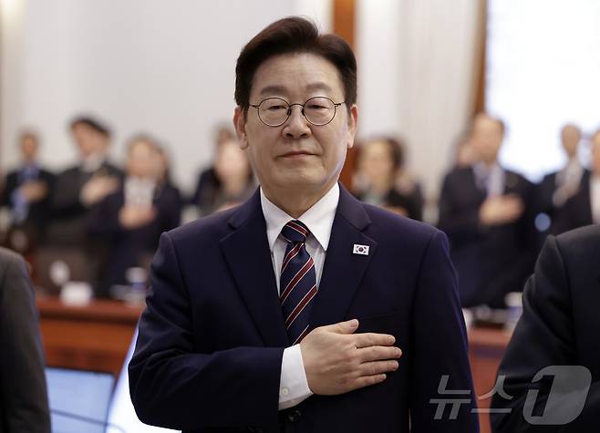 이재명 대통령이 지난 12일 청와대에서 열린 수석보좌관회의에서 국민의례를 하고 있다. 2026.2.12 ⓒ 뉴스1 허경 기자