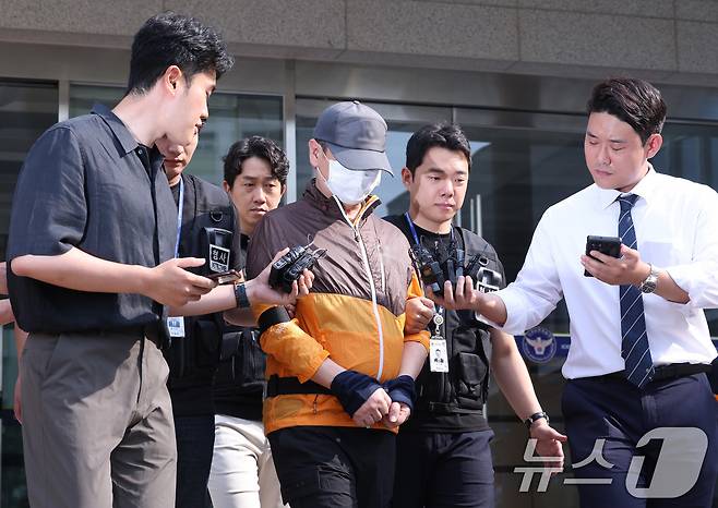 사제 총기 살해 사건 피의자 A 씨(62·남)가 30일 오전 인천논현경찰서에서 검찰로 송치되고 있다. A씨는 지난 20일 오후 9시 31분께 인천시 연수구 송도 아파트에서 사제 총기로 산탄을 발사해 아들 B씨를 살해한 혐의를 받고 있다. 2025.7.30 ⓒ 뉴스1 박지혜 기자
