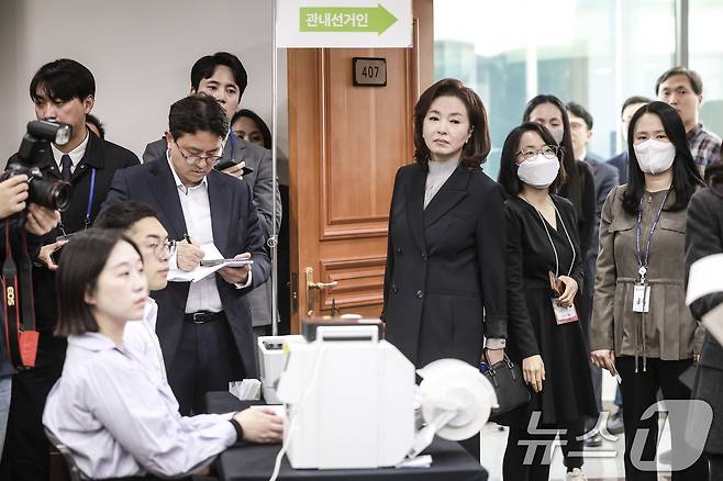 김민전 국민의힘 의원이 2025년 4월 10일 경기 과천시 중앙선거관리위원회에서 열린 21대 대선 (사전)투·개표 절차 시연회에서 사전투표 시연을 살펴보고 있다. (공동취재) 2025.4.10 ⓒ 뉴스1 박지혜 기자