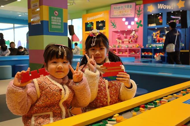 세상에 단 하나뿐인 레고 복주머니 만들었어요(레고랜드 코리아 리조트 제공)