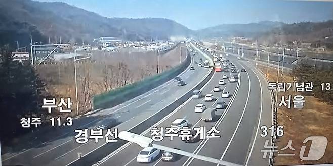 18일 오전 낮 12시 기준 경부고속도로 청주휴게소 일대 구간 모습(한국도로공사 캡처)/뉴스1