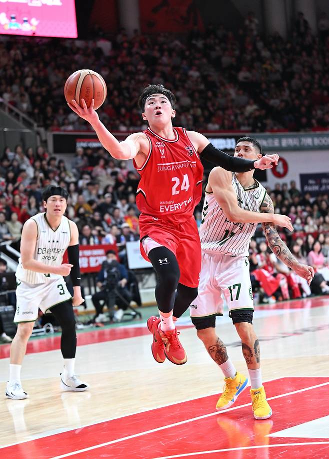 안양 정관장 '루키' 문유현이 18일 열린 원주 DB와 2025-26 프로농구 경기에서  20점을 넣어 팀의 89-59 대승을 이끌었다. (KBL 제공)