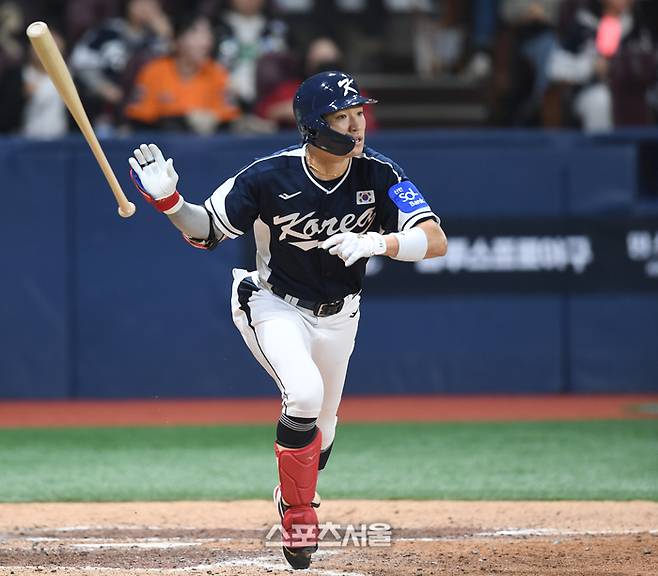 박해민이 9일 서울 고척 스카이돔에서 열린 ‘2025 K-베이스볼 시리즈’ 체코와 2차전 경기 9회초 2사1,2루 타구를 바라보고 있다. 고척 | 최승섭기자 thunder@sportsseoul.com