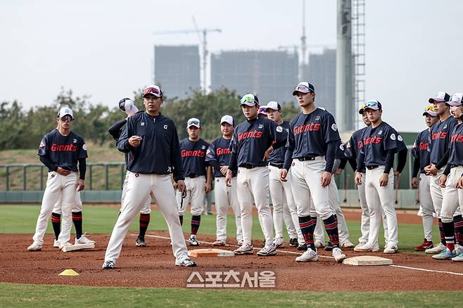 조재영 코치가 선수들과 주루 훈련을 하고 있다. 사진 | 롯데 자이언츠