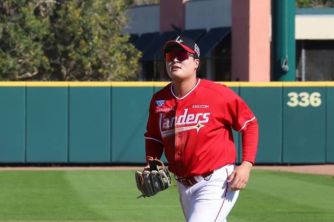 SSG 고명준이 미국 플로리다 스프링캠프에서 수비 훈련을 소화하고 있다. 사진 | SSG 랜더스