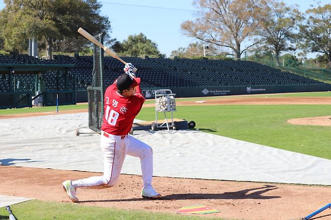 SSG 고명준이 미국 플로리다 스프링캠프에서 타격 훈련에 한창이다. 사진 | SSG 랜더스