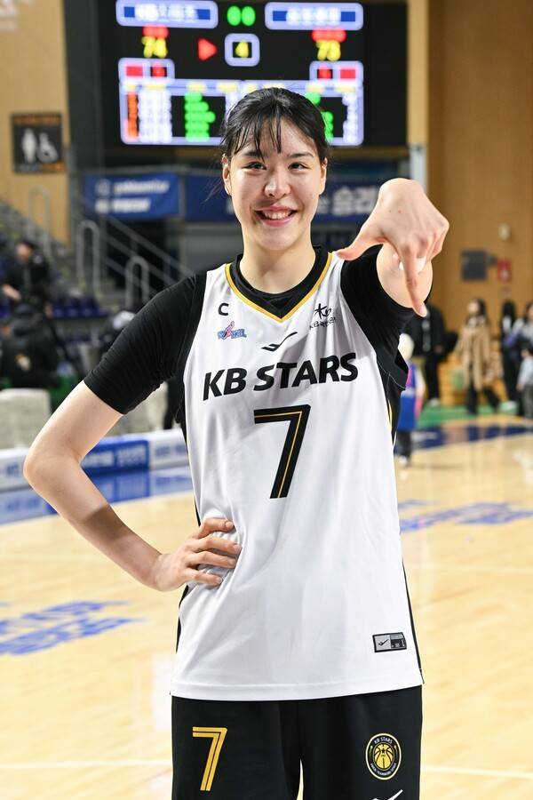 경기 종료 후 미소 짓는 KB스타즈 센터 박지수. /사진=WKBL