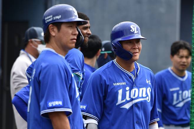 강민호와 대화하는 박세혁. 오키나와=무로이 마사야