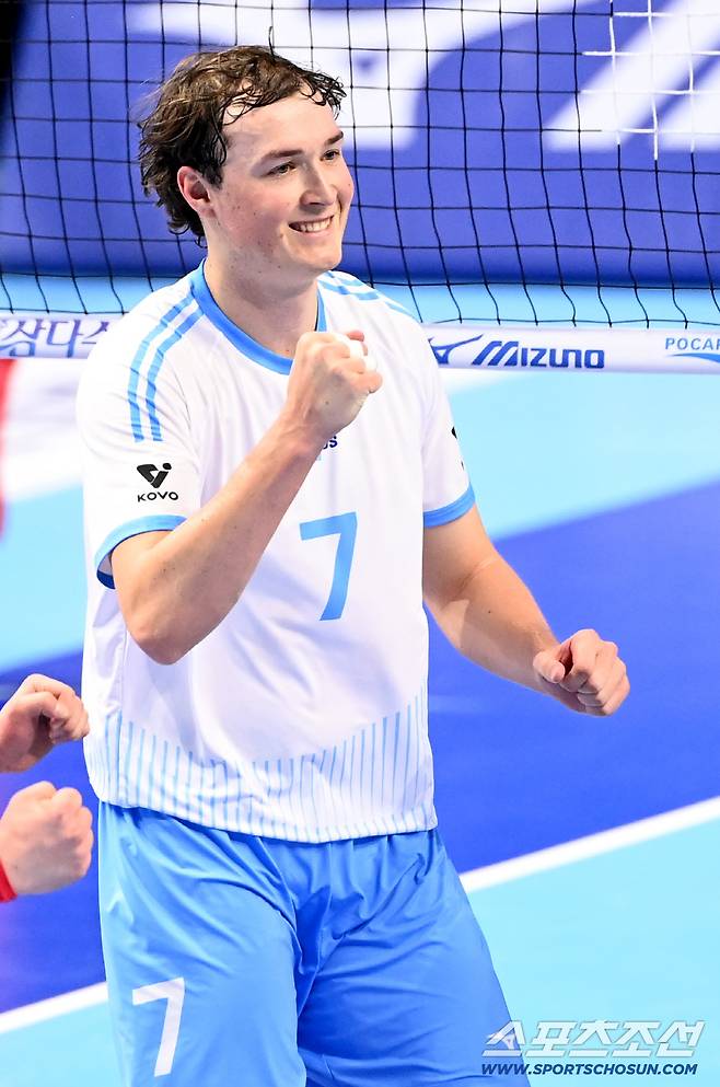 8일 인천계양체육관에서 열린 V리그 남자부 대한항공과 OK저축은행의 경기, 대한항공 이든이 공격을 성공한 후 기뻐하고 있다. 인천=허상욱 기자wook@sportschosun.com/2026.02.18/