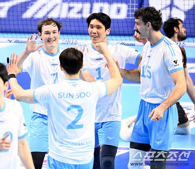 8일 인천계양체육관에서 열린 V리그 남자부 대한항공과 OK저축은행의 경기, 대한항공 이든이 공격을 성공한 후 러셀과 하이파이브를 하고 있다. 인천=허상욱 기자wook@sportschosun.com/2026.02.18/