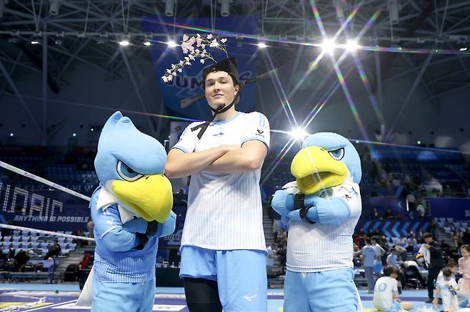 승리 후 오늘의 히어로로 선정, 머리에 '갓'을 쓴 이든. 사진제공=대한항공