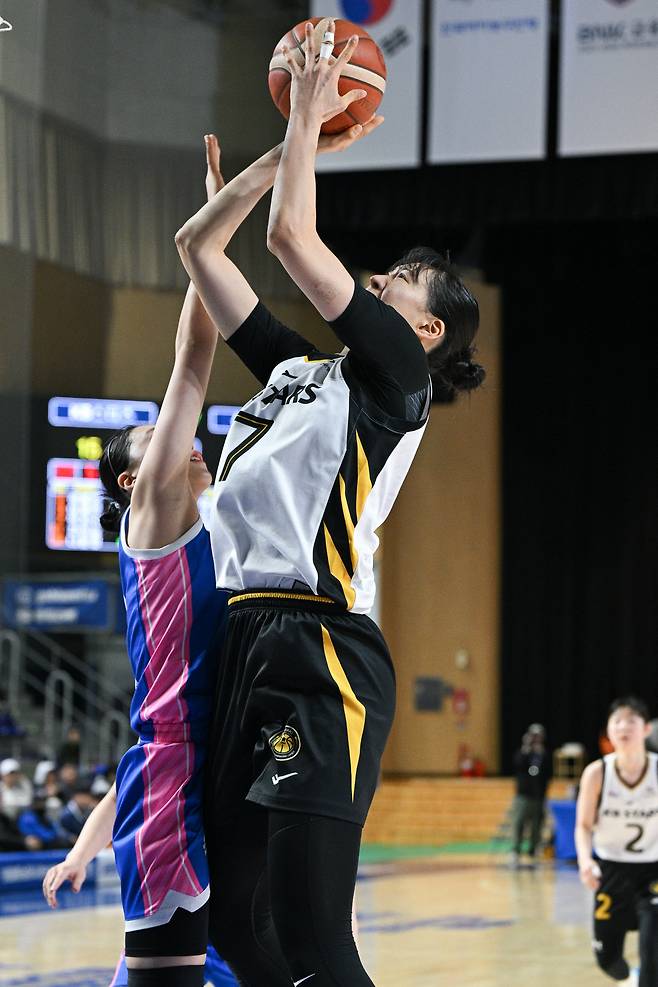 KB스타즈 박지수가 18일 용인실내체육관에서 열린 삼성생명전에서 삼성생명 강유림의 수비를 제치고 골밑슛을 시도하고 있다. 사진제공=WKBL