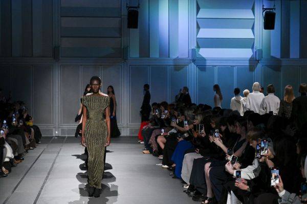 CFCL 국대 독점 유통 계약 체결_25FW 컬렉션쇼 모습. 신세계인터내셔날