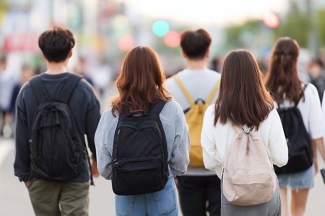 고용 시장에 첫발을 내디뎌야 할 20대 청년층의 고용 한파가 훨씬 악화한 것으로 나타났다. 게티이미지