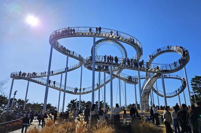 설 연휴 포항의 스페이스워크를 찾은 방문객. 포항시 제공