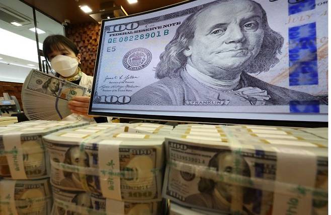 서울 중구 하나은행 위변조대응센터에서 직원이 달러화를 정리하고 있다. 연합뉴스