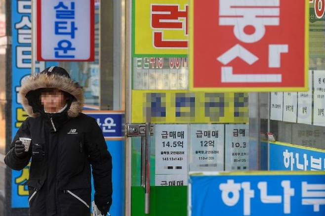 서울 한 부동산중개업소 밀집상가에 부동산 매매 가격이 붙어 있다. 강진형 기자
