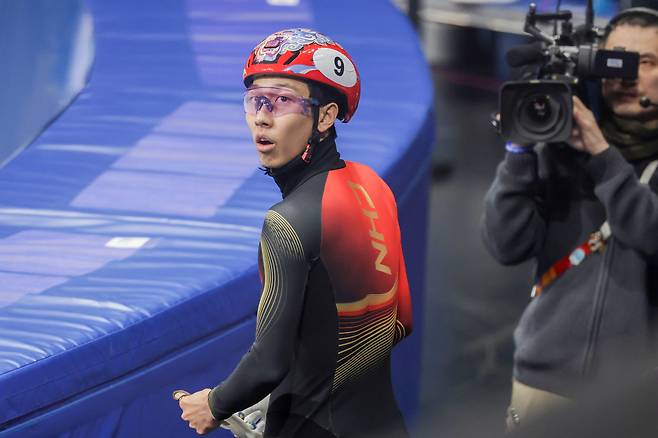 16일 오전(현지시간) 이탈리아 밀라노 아이스 스케이팅 아레나에서 2026 밀라노 코르티나 동계 올림픽 쇼트트랙 남자 500m 예선에 출전한 중국의 쑨룽이 심판진의 페널티 판정에 당황한 표정을 짓고 있다. 이날 쑨룽은 인코스를 달리던 튀르키예의 데니스 외르스 선수의 몸을 터치하고, 진로를 방해하면서 페널티를 받아 4위에 그쳤다. 쇼트트랙에서 레이스 방해, 고의적 충돌, 안전 수칙 위반과 손으로 밀거나 잡아끄는 행위는 실격 사유에 해당 된다. 밀라노=장련성 기자