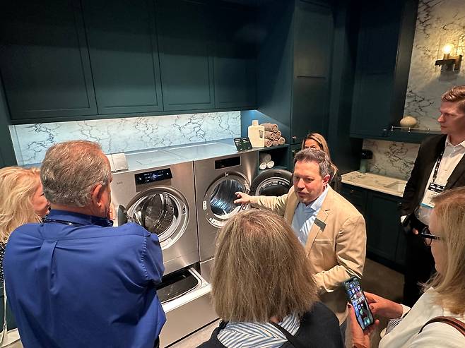 17일 미국 올랜도 컨벤션센터에서 열린 북미 최대 주방·욕실 전시회 ‘KBIS(The Kitchen & Bath Industry Show) 2026’ LG전자 ‘SKS 런드리 설루션’을 찾은 고객들./윤주헌 특파원