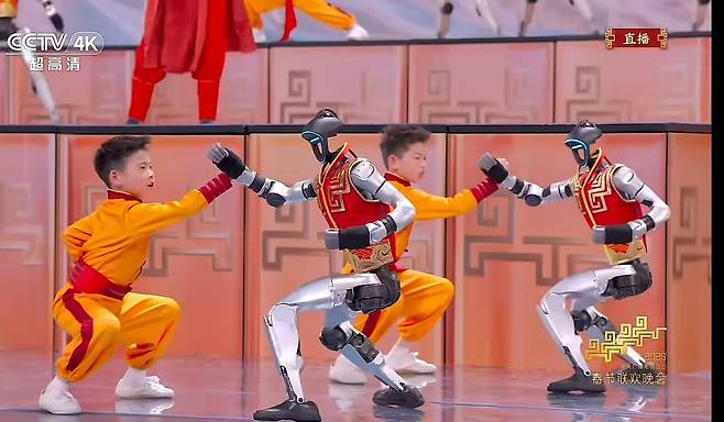 지난 16일 중국 CCTV의 '춘완'에서 유니트리 로봇들이 ‘무봇(武BOT)’이란 이름의 공연을 펼치고 있다. 어린이와 합을 맞출 정도로 ‘성장’한 모습을 보였다./CCTV