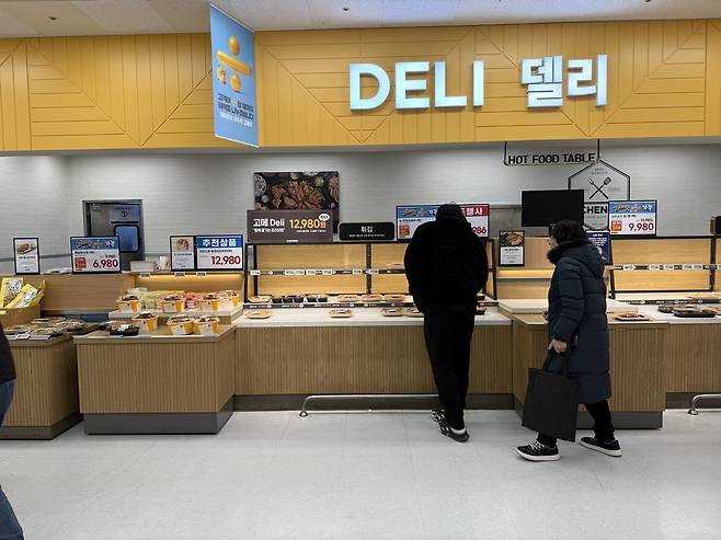 최근 대전 서구 한 대형마트에서 시민들이 마감 할인 중인 델리 식품을 살펴보고 있다. 고물가가 이어지면서 저녁 시간대 할인 상품을 찾는 소비자들이 늘고 있는 모습이다. 이다온 기자