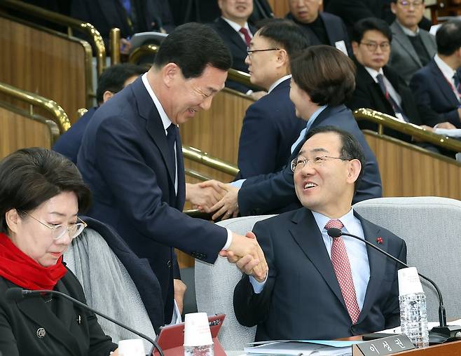 국회 행정안전위원회 신정훈 위원장(왼쪽)과 국민의힘 주호영 의원. 연합뉴스