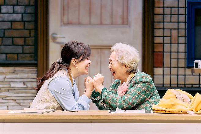 연극 ‘노인의 꿈’에서 봄희(하희라·왼쪽)와 춘애(김영옥)는 미술 수업을 하며 마음을 나눈다. 수컴퍼니 제공