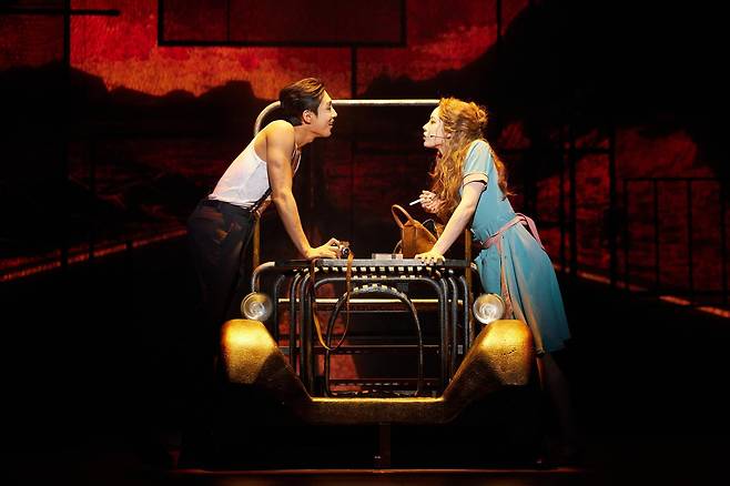 뮤지컬 ‘보니 앤 클라이드’에서 보니(홍금비·오른쪽)와 클라이드(배나라)는 답답한 현실에서 벗어나 대담한 일탈에 나선다.      쇼노트 제공