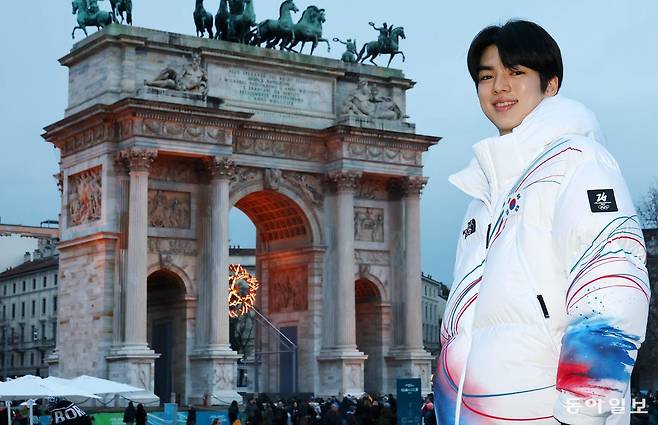 17일 이탈리아 밀라노 평화의 아치에 설치된 봉화를 배경으로 인터뷰 하는 피겨 스타 차준환 선수. 전영한 기자 scoopjyh@donga.com