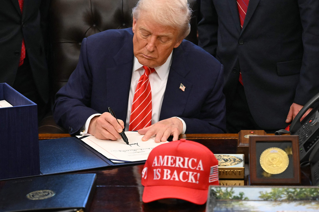 도널드 트럼프 미국 대통령이 지난 2월 3일(현지시간) 미 워싱턴 백악관 집무실에서 부분적 연방정부 셧다운을 종료하는 1조2000억원 규모의 연방정부 수정예산안이 미국 상·하원을 통과하자 서명하고 있다.[AFP 연합뉴스 사진]